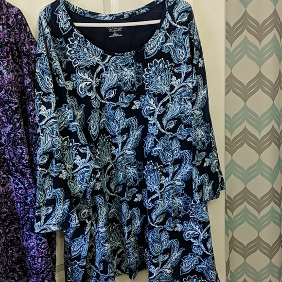 Women's Plus Sized Tops - Picture 3 of 4